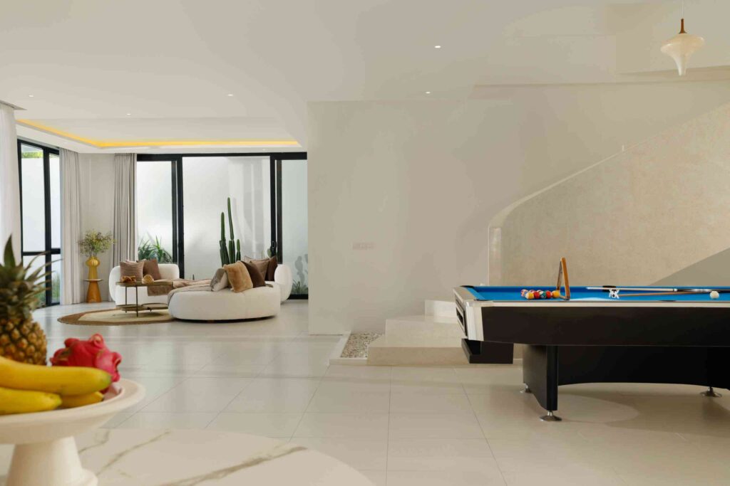 Villa Kalem dengan konsep tropis minimalis, dilengkapi dengan billiard yang menjamin tamu supaya tidak kebosanan selama staycation.