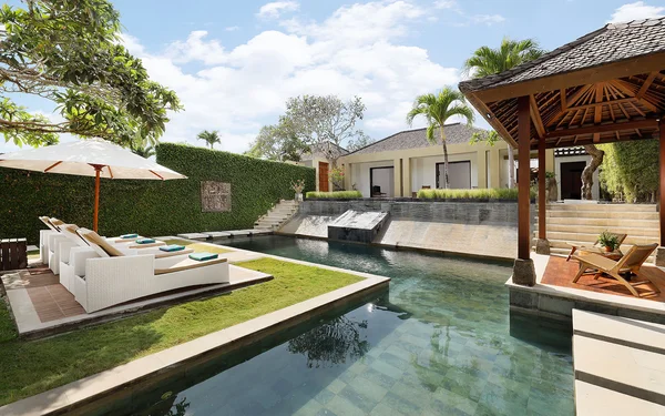 Villa Omegia 5, dengan private pool yang dilengkapi dengan sunbed serta pendopo kecil memungkinkan seluruh tamunya melakukan kegiatan selama staycation.