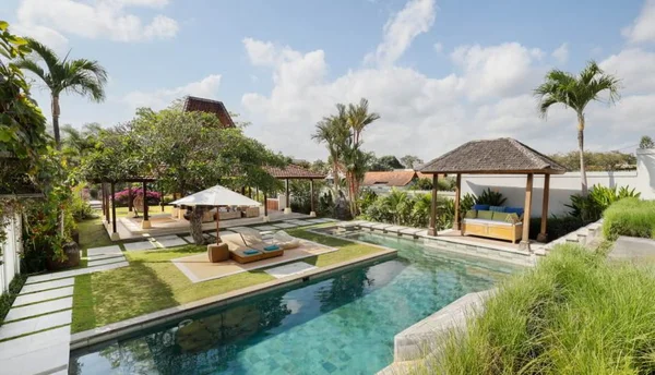 Villa Omegia 7 yang menawarkan 7 kamar dengan kapasitas maksimal 14 orang, dilengkapi dengan pendopo besar yang memungkinkan semua tamunya berkumpul disini.