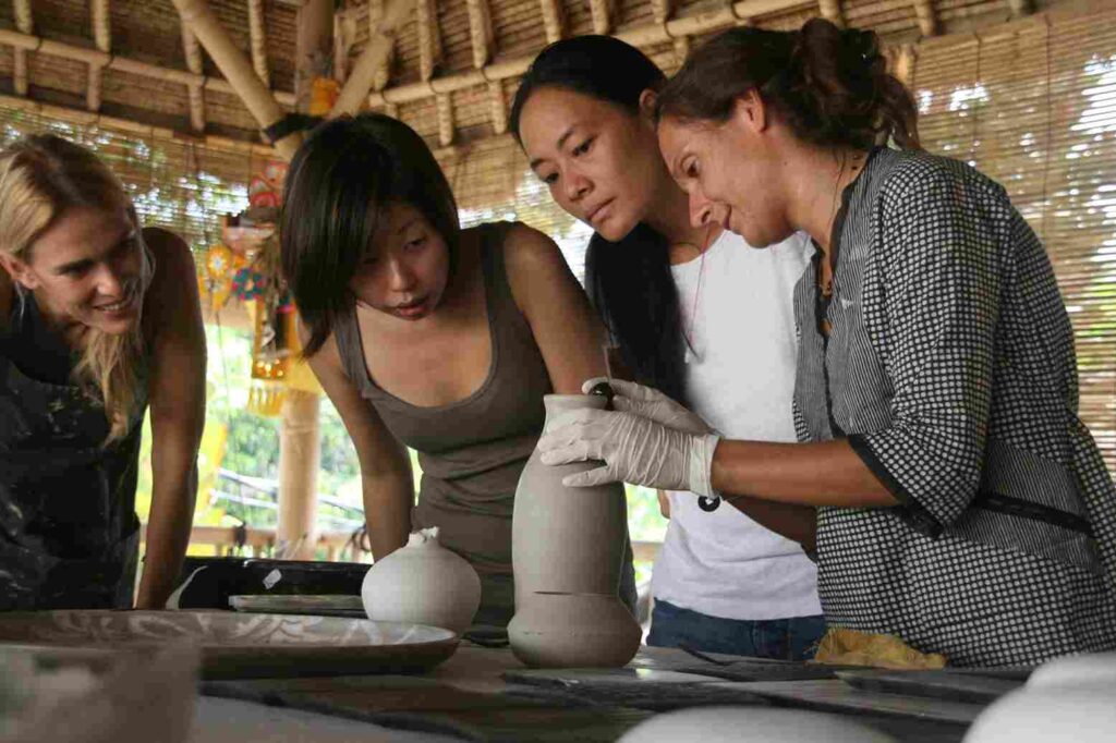 Beberapa turis yang sedang belajar untuk membuat tembikar di Gaya Cermic Ubud, salah satu pottery class di Bali