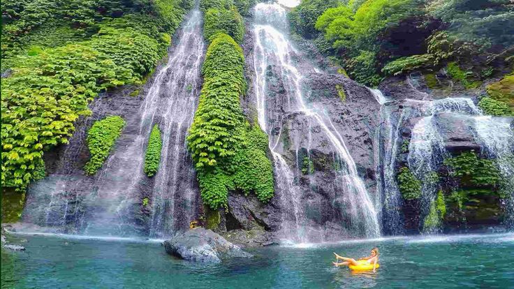 Terlihat seorang turis mancanegara yang sedang bersantai menikmati sejuknya air terjun Banyumala atau Bali Twin Waterfall. Liburan ke Bali tidak lengkap kalau tidak berkunjung ke sini.