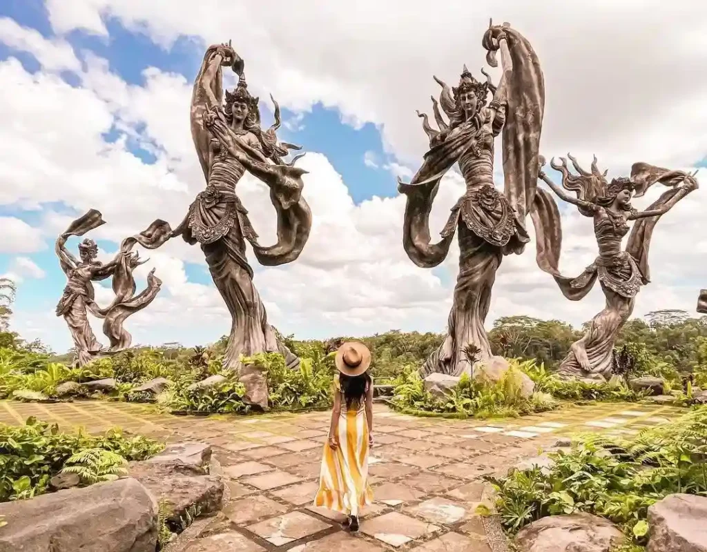 Seorang wisatawan sedang mengangumi patung authentic di Taman Dedari Ubud, salah satu destinasi liburan ke Bali yang lagi hits. 