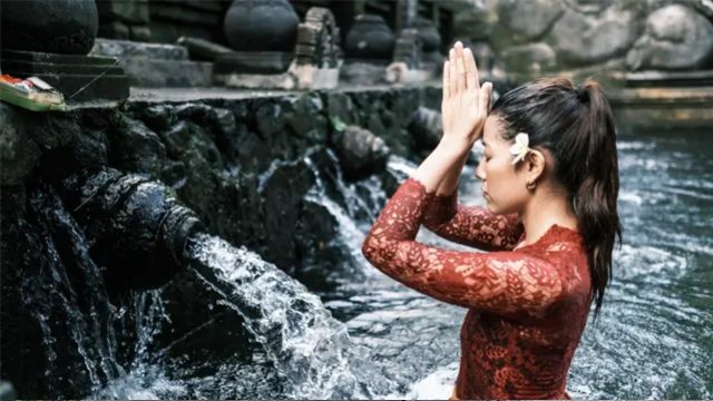 Tradisi Melukat di Bali, Bukan Sekadar Ritual Air Suci