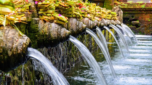 Tradisi Melukat di Bali, Bukan Sekadar Ritual Air Suci